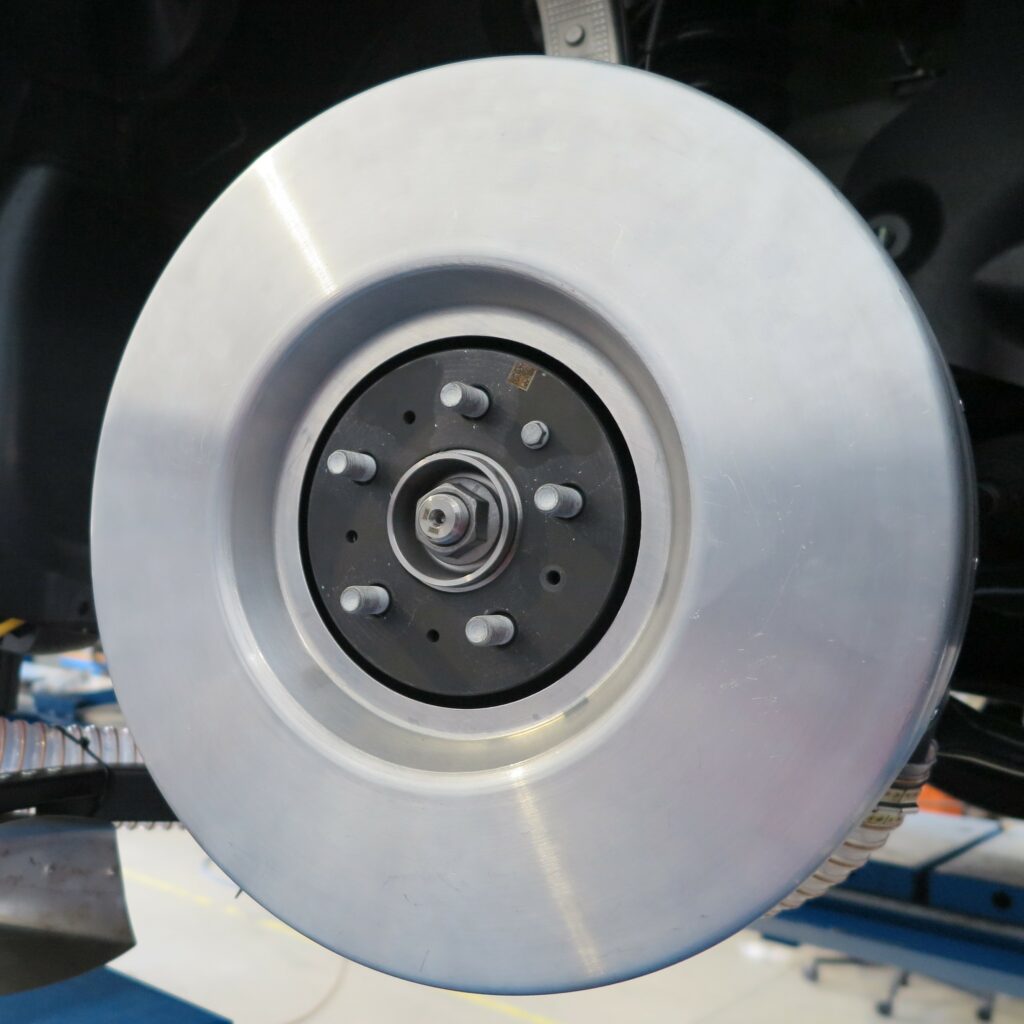Enclosure-based measurement system for non-exhaust emission